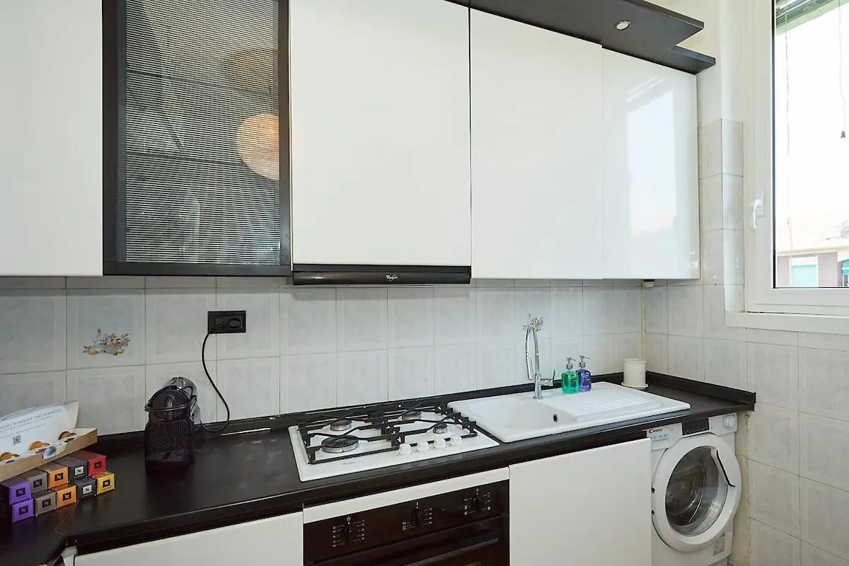 Family Friendly & Spacious W Balcony Near Metro Mailand Apartment