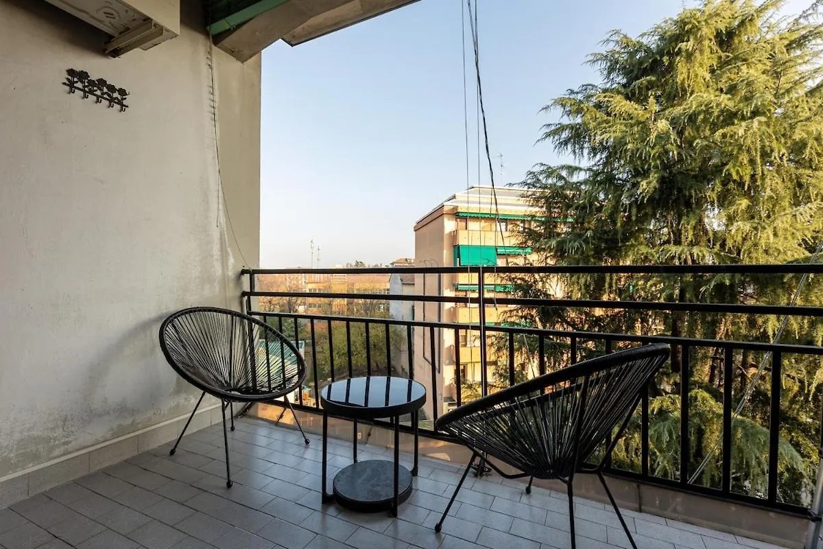 Apartment Family Friendly & Spacious W Balcony Near Metro Mailand Italien