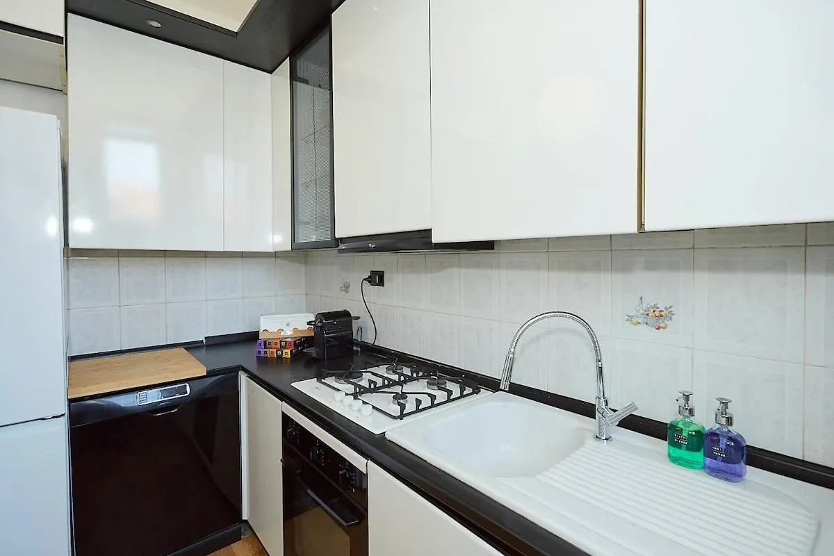 Appartement Family Friendly & Spacious W Balcony Near Metro Milaan