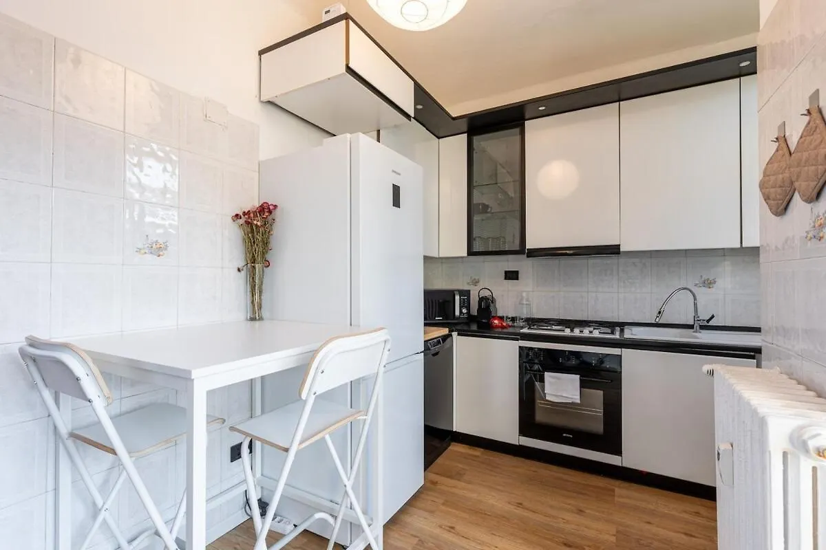Appartement Family Friendly & Spacious W Balcony Near Metro Milaan Italië