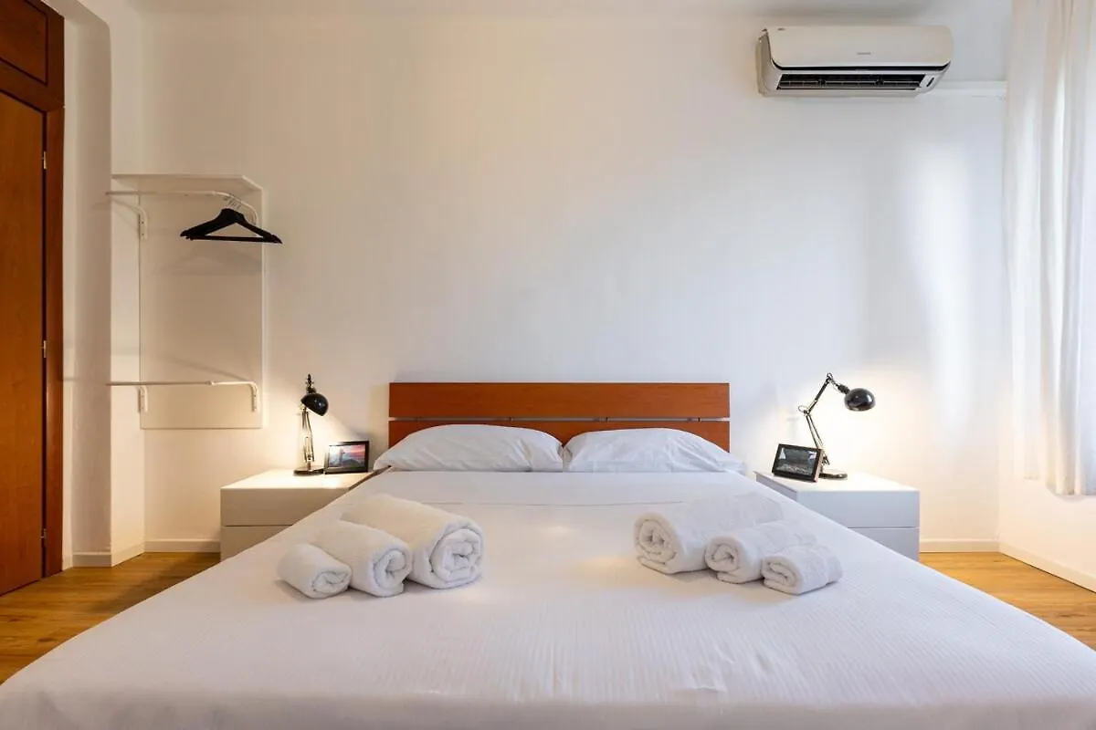 Family Friendly & Spacious W Balcony Near Metro Milaan 0*,  Italië