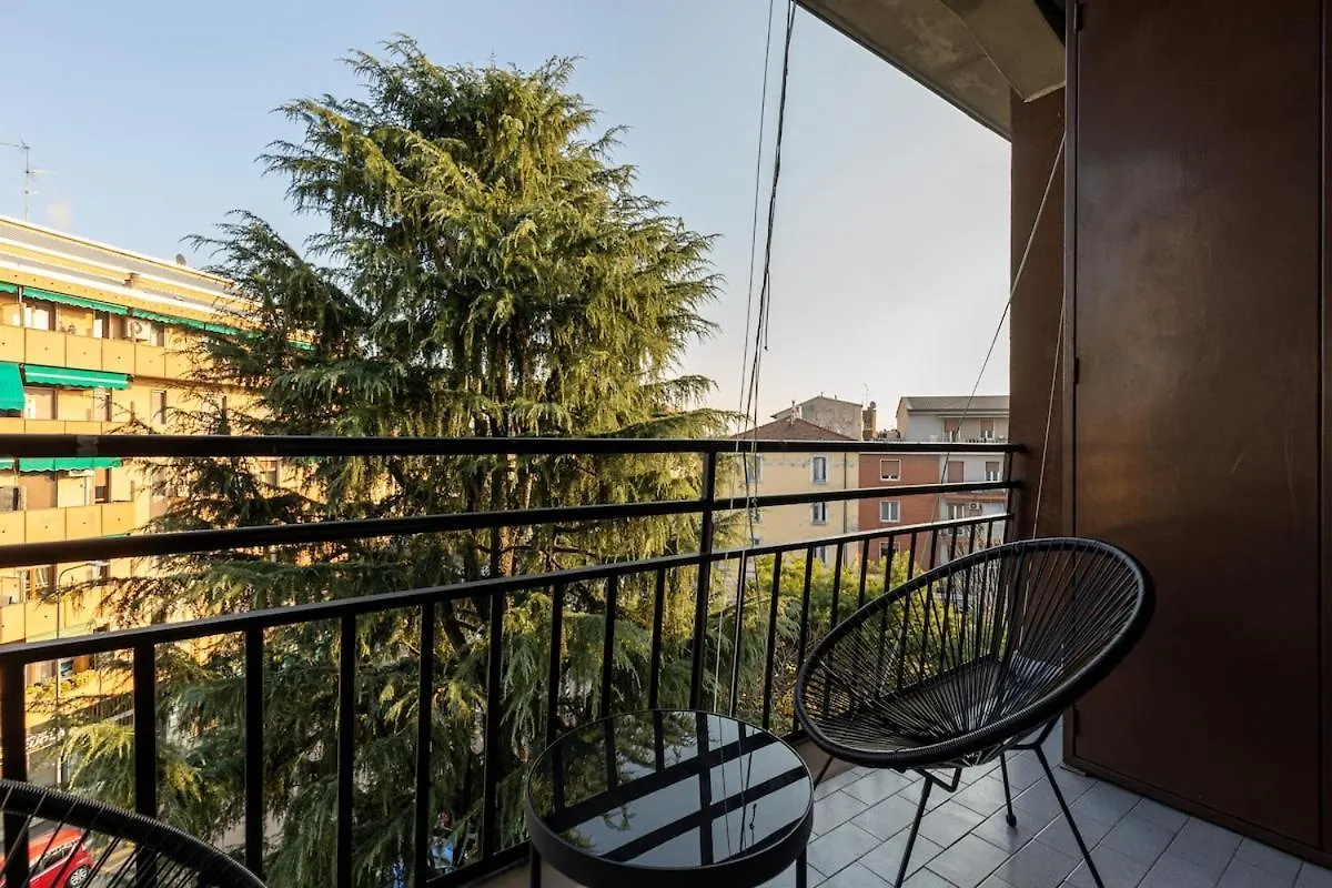 Family Friendly & Spacious W Balcony Near Metro Milaan Appartement