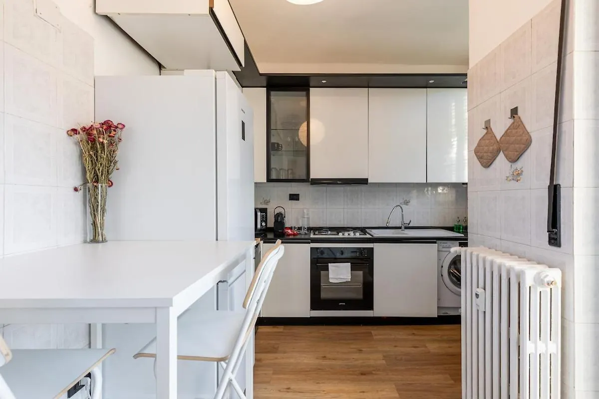 Family Friendly & Spacious W Balcony Near Metro Milaan 0*,  Italië